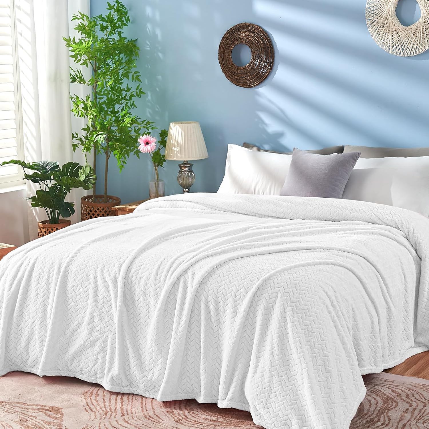 inhand White Fleece Queen Blanket for Bed, Super Soft Flannel Cozy Blankets for...