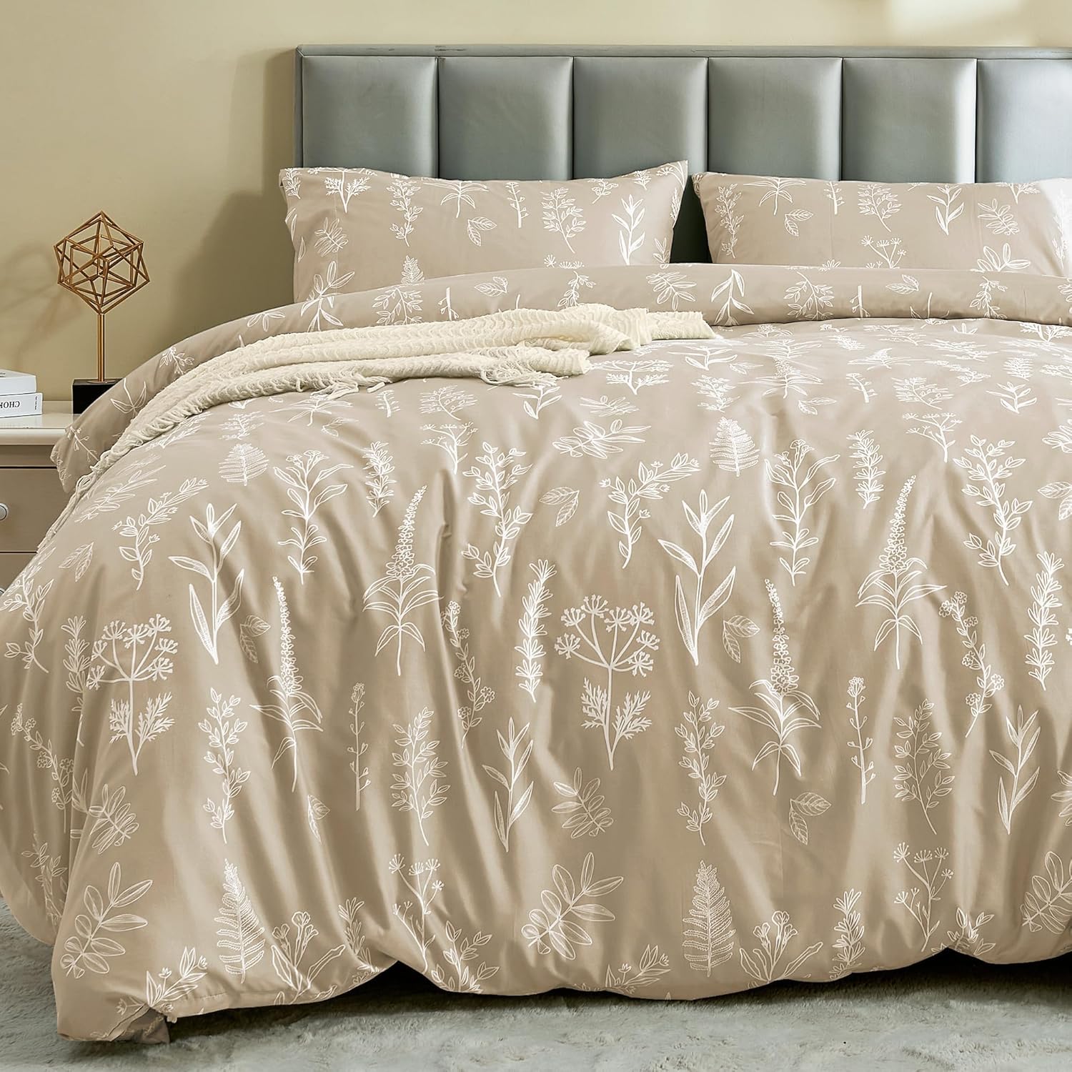 MUXHOMO Duvet Cover Queen Size, Reversible Floral Beige Duvet Cover Set with Zip...