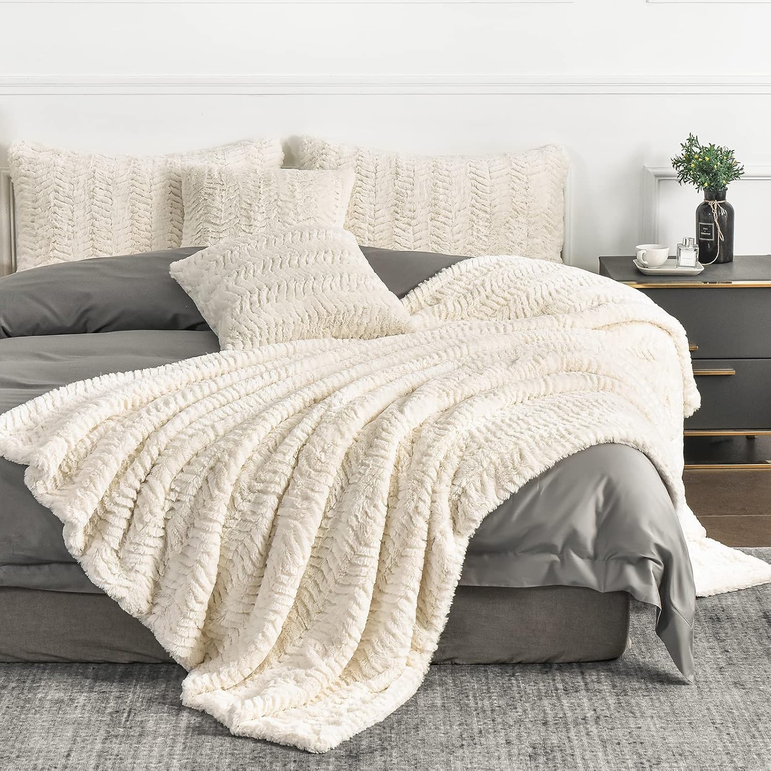 YUSOKI Luxury Faux Fur Twin XL Blanket(63"x90",Without Pillows),Soft Fuzzy Fluff...